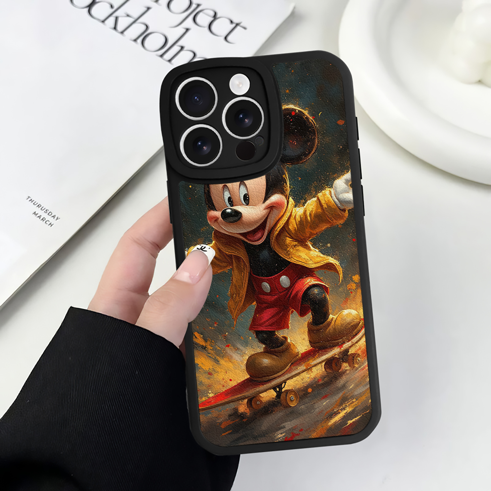 （画像用） ミッキーマウス Mickey Mouse 【iPhone 16シリーズ対応】シリコンスマホケース（レザー調） 材質：シリコン